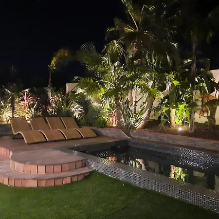 Luxurious Heated Pool Ferienhaus