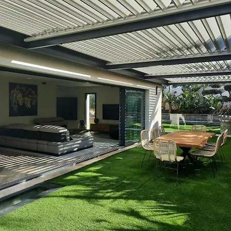 Luxurious Heated Pool Ferienhaus